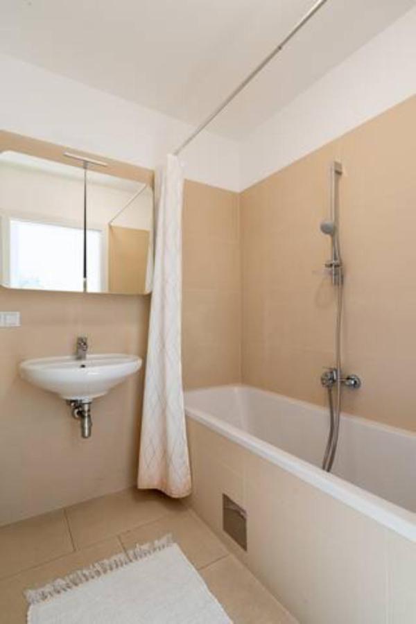 Near Lake Fully Furnished Beautiful Apartment Wien Eksteriør billede